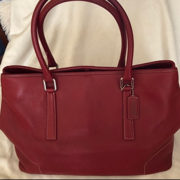 Coach Handbags - 😍Coach Hampton Large Leather Tote😍
